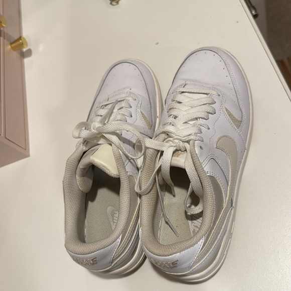 Women’s Nike shoes - Picture 2 of 7